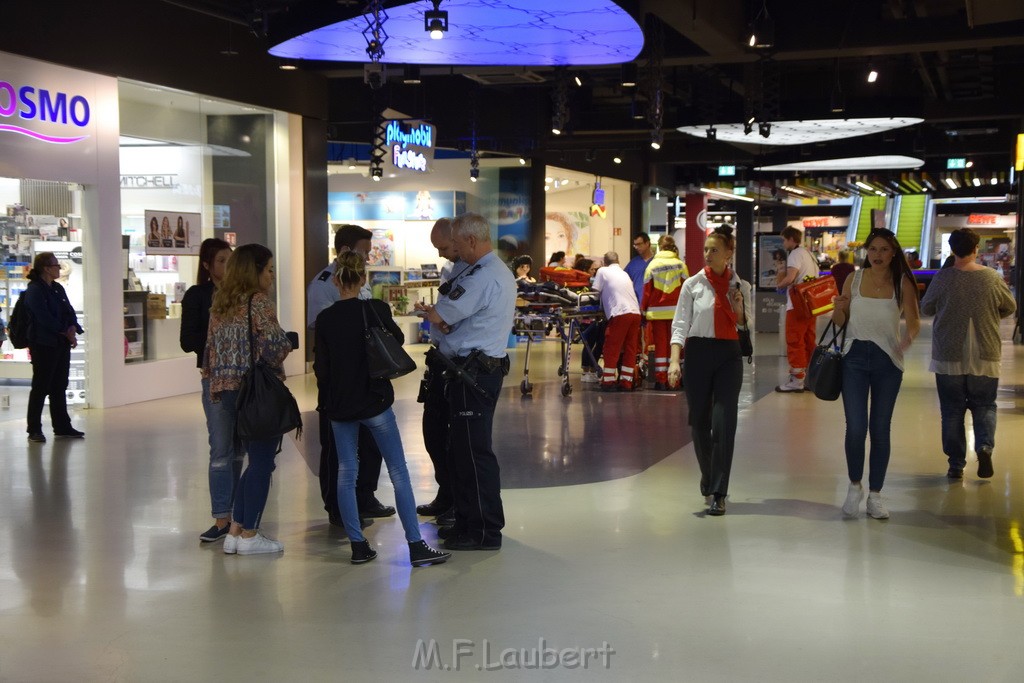 Einsatz BF Reizgas Koeln Kalk Kalk Arcaden P18.JPG - Miklos Laubert